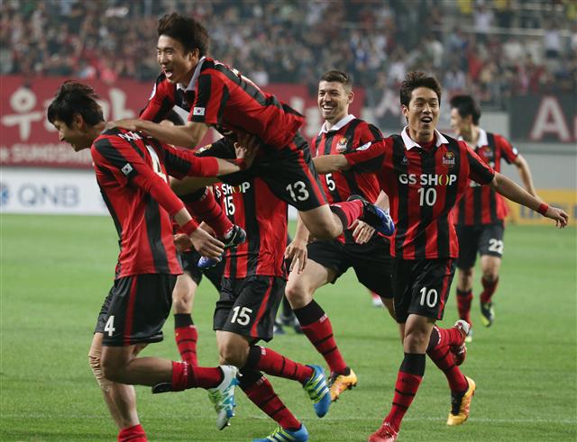 고요한(가운데), 박주영 등 FC서울 선수들이 25일 저녁 서울월드컵경기장에서 열린 2016 아시아축구연맹 챔피언스리그 16강 2차전에서 승부차기 끝에 우라와 레즈를 누르고 8강 진출을 확정지은 뒤 환호하고 있다.  연합뉴스