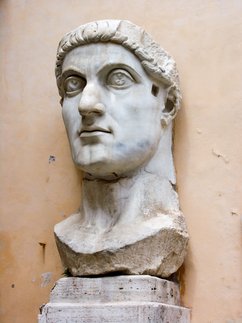 콘스탄티누스 대제의 두상(4세기), 로마 카피톨리니 박물관.