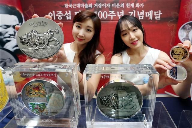 26일 오전 서울 마포구 한국조폐공사 홍보관에서 이중섭 탄생 100주년 기념 메달을 모델이 선보이고 있다. 이 기념메달은 31.1ｇ 금메달(297만원·300장 한정）과 1㎏ 색채 은메달(165만원·500장 한정), 31.1ｇ 색채 은메달(13만2000원·1000장 한정）로 오는 30일부터 다음달 10일까지 국민은행 및 농협은행 전국 지점과 풍산화동양행에서 선착순 예약접수를 받는다. 연합뉴스