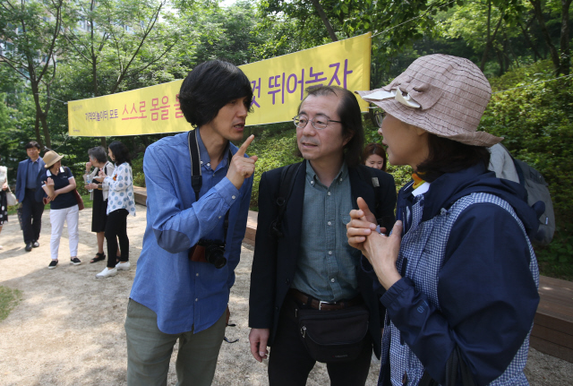 26일 오전 순천 기적의 놀이터 1호를 찾은 일본모험놀이터만들기협회 아마노 히데아키 총괄이사(가운데)가 편해문 기적의 놀이터 총괄 디자이너(왼쪽)와 놀이터를 둘러보며 이야기를 나누고 있다.   순천/신소영 기자 viator@hani.co.kr