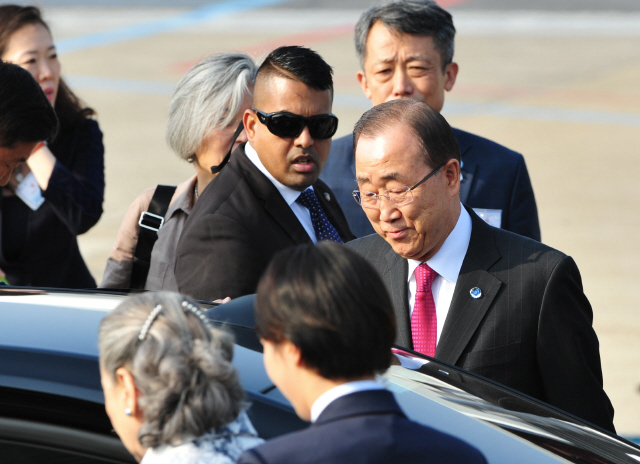 반기문 유엔 사무총장이 지난 25일 제주포럼 참석을 위해 전용기 편으로 제주국제공항에 도착한 뒤 차량으로 옮겨타고 있다. 제주도청 제공