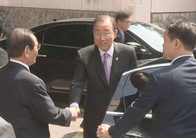 반기문 유엔 사무총장이 28일 오전 서울 신당동 김종필 전 국무총리 자택을 방문, 환담을 마치고 떠나고 있다. [연합뉴스TV 제공] 연합