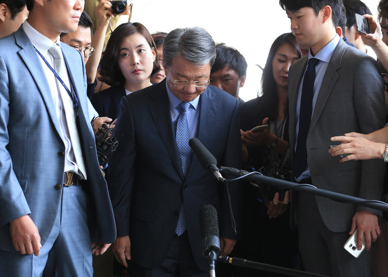 27일 오전 홍만표 변호사가 검찰 조사를 받기 위해 서울 서초구 중앙지검으로 들어서면서 인사하고 있다. 연합뉴스