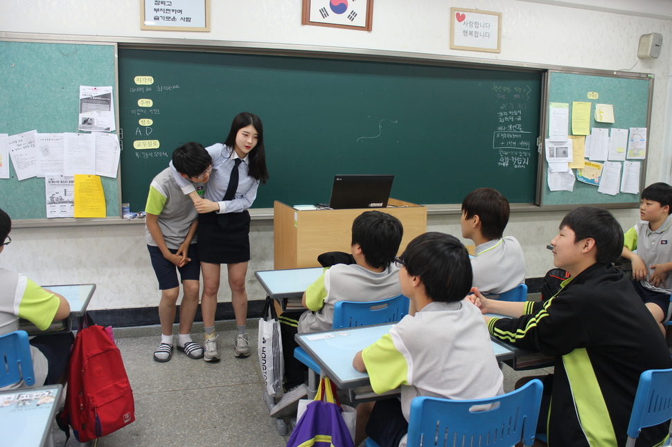 지난 18일 서울 당곡중에서 진행한 ‘청소년 꿈나눔 프로젝트’에서 경호원을 꿈꾸는 박민지양이 강연 도중 호신술을 선보이고 있다.