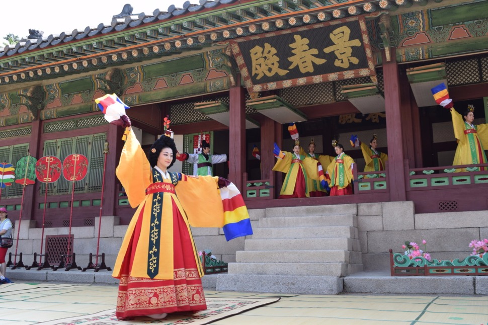 창경궁 경춘전 앞에서 공연한 ‘춘앵무’. 맨 앞 춤꾼은 전문가이고, 마루에 선 춤꾼들은 일반인 참가자들이다.