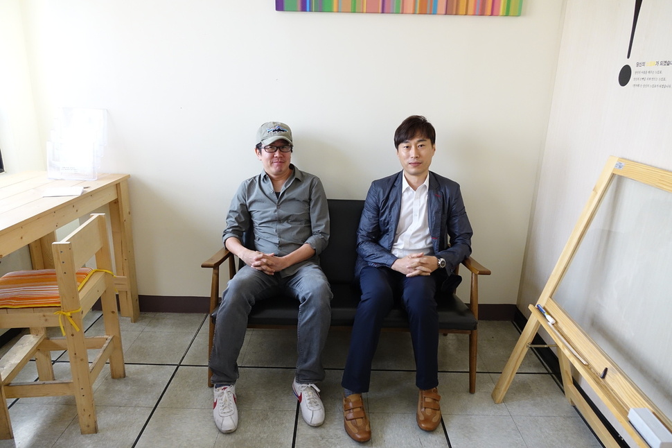 고 노무현 전대통령에 대한 다큐멘터리 <무현, 두 도시 이야기>를 제작중인 전인환 감독(44·사진 왼쪽)과 김원명 작가(47·오른쪽)