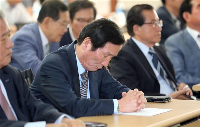 정기섭 개성공단기업 비상대책위원회 위원장(왼쪽 둘째)이 31일 오전 서울 여의도 중소기업중앙회에서 열린 ‘생존을 위한 개성공단기업 비상대책총회’에 참석해 고개를 숙인 채 눈을 감고 있다.  연합뉴스