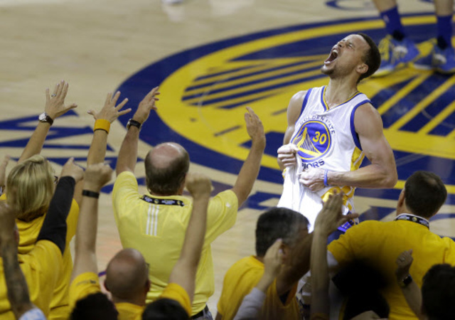 ‘클리블랜드 나와!’ 미국프로농구(NBA) 골든스테이트 워리어스의 스테픈 커리가 31일(한국시각) 열린 미국프로농구 플레이오프 서부콘퍼런스 최종전에서 오클라호마시티 선더를 꺾고 챔피언 결정전 진출이 확정되자 열광하는 팬들 앞에서 포효하고 있다. 오클랜드/연합뉴스
