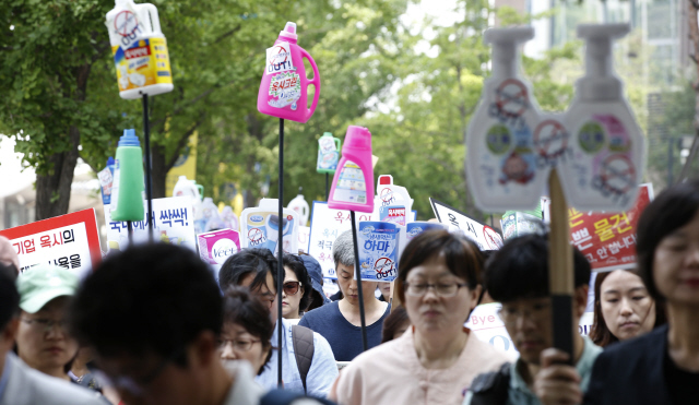 환경운동연합과 환경보건시민센터, 참여연대, 한국여성단체연합 등 83개 시민단체 회원들이 31일 오전 서울 여의도 옥시레킷벤키저 본사 앞에서 가습기 살균제로 인한 사망 사건 등에 대한 책임자 처벌과 관련 특별법 제정을 촉구하는 기자회견을 마친 뒤 국회 앞까지 행진하고 있다.  김봉규 선임기자 bong9@hani.co.kr