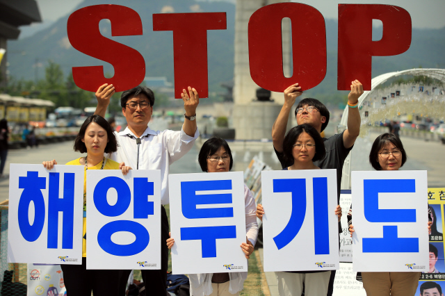  바다의 날인 31일 오전 서울 광화문광장에서 환경운동연합 바다위원회 회원들이 해양수산부의 준설토 해양투기를 반대하는 캠페인을 벌이고 있다. 해수부는 해양투기를 전면 금지한 지 다섯달 만인 지난 3일 오염된 해역을 조기에 복원하겠다며 항만 준설토를 활용한 시범 복원 계획을 발표한 바 있다.  김태형 기자 xogud555@hani.co.kr