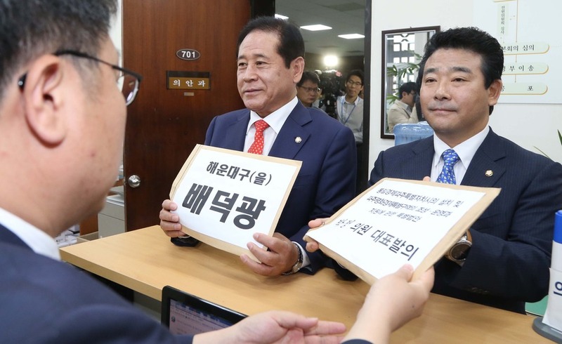 새누리당 배덕광 의원(왼쪽)과 더불어민주당 박정 의원이 20대 임기 첫날인 5월30일 오전 법안을 제출하고 있다. 이정우 선임기자