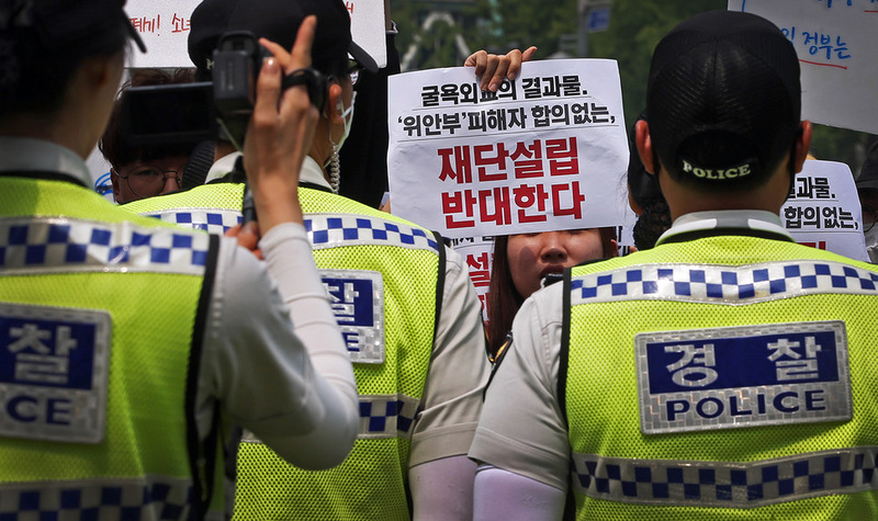 31일 오전 '한일 일본군 위안부 합의 무효를 주장하는 대학생 대책위' 소속 대학생들이 일본군위안부 합의에 따른 재단설립준비위원회 첫 회의가 열리고 있는 서울 종로구 대한민국역사박물관앞에서 위안부피해할머니들의 의견을 반영하지 않은 재단설립강행을 규탄하는 기자회견을 하고 있다. 이들은 이러한 입장을 담은 입장서를 전달하기 위해 기자간담회에 참석하려 했으나 경찰이 막아서서 무산됐다. 신소영 기자 viator@hani.co.kr