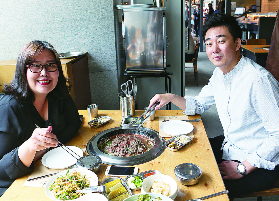 세계음식문화연구가 강지영(왼쪽)과 서정민 기자가 ‘삼거리푸줏간 블루’에서 ‘서울식 불고기’를 먹고 있다.