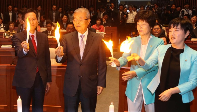 더불어민주당 김종인 비상대책위원회 대표와 우상호 원내대표 등이 5월30일 오전 20대 국회 첫 의원총회에서 부실채권을 태우는 퍼포먼스를 하고 있다. 소속 의원 전원의 이틀 세비를 걷어 2천5백여명의 부실채권을 탕감하기도 했다. 이정우 선임기자 woo@hani.co.kr