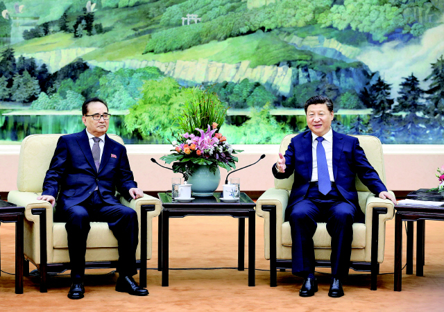 시진핑 중국 국가주석(오른쪽)이 1일 오후 베이징 인민대회당에서 리수용 북한 노동당 중앙위원회 부위원장과 면담하고 있다. 베이징/신화 연합뉴스