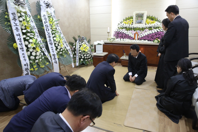 2일 오후 서울 지하철 2호선 구의역 스크린도어(안전문) 사고로 숨진 김아무개군의 분향소가 마련된 서울 광진구 건국대병원 장례식장에서, 서울메트로 사장 직무대행 정수영 안전관리본부장과 임직원들이 조문을 하고 있다.  김봉규 선임기자 bong9@hani.co.kr