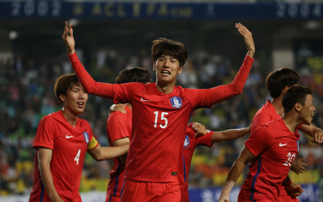 2일 저녁 수원 월드컵경기장에서 열린 2016 4개국 올림픽국가대표 축구대회 한국과 나이지리아의 경기 후반전에서 최규백 선수가 골을 넣고 기뻐하고 있다. 수원/신소영 기자 viator@hani.co.kr