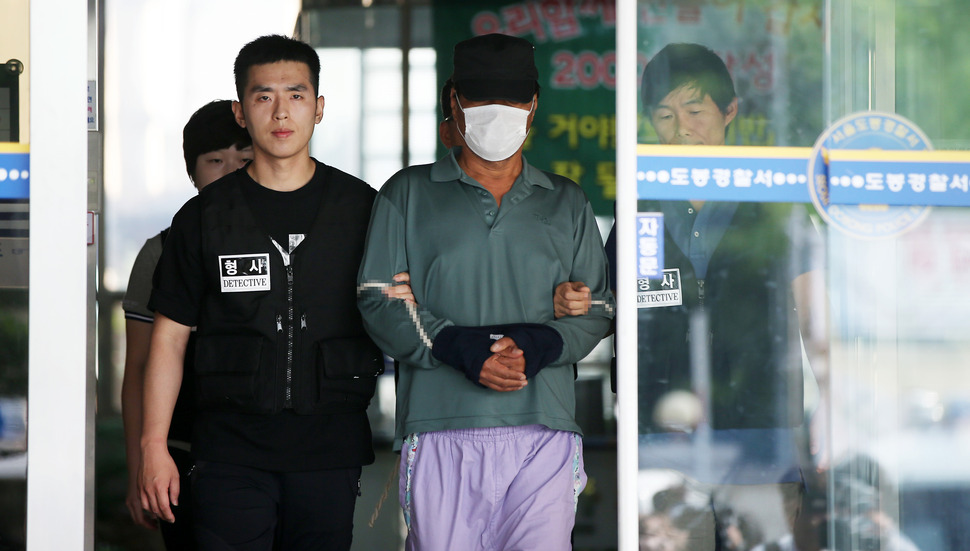 수락산 등산객 살인사건 피의자 김학봉(61) 5월 31일 오전 서울 도봉경찰서에서 구속 전 피의자심문(영장실질심사)을 받기위해 북부지법으로 이송되고 있다. 연합뉴스