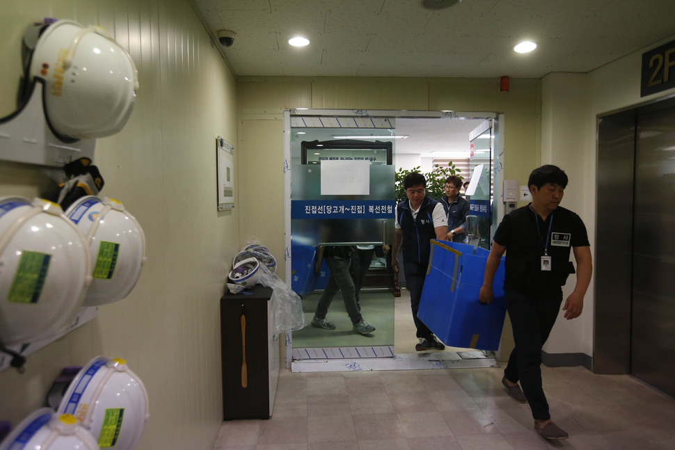 3일 경기도 남양주시 진접읍 포스코건설 현장사무실에서 경찰 관계자들이 남양주 폭발사고 관련 압수 품을 들고 나오고 있다. 연합뉴스