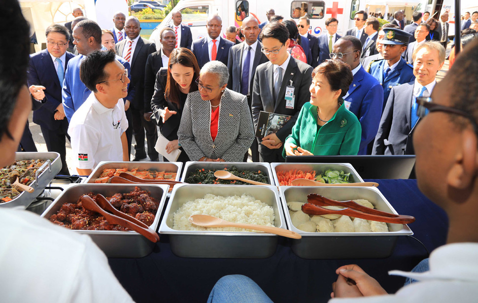 박근혜 대통령과 마가레트 케냐타 케냐 영부인이 지난 5월 31일 나이로비 케냐 국제컨벤션센터(KICC)에서 열린 ‘코리아 에이드’(Korea Aid) 사업 시범 운영 행사에 참석해 음식 차량의 조리사 등과 대화를 하고 있다. 나이로비/연합뉴스