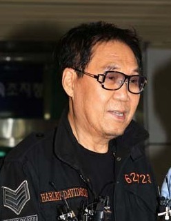 대작 의혹으로 3일 오전 8시 춘천지검 속초지청에 출석해 16시간 가까이 조사를 받은 가수 조영남씨가 밤늦은 시간 지청 청사를 나선뒤 ”말할 상황이 못된다”며 취재진의 인터뷰 요청을 거절하고 있다. 연합뉴스