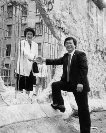 1990년 7월 크라이스키 오스트리아 전 총리 장례식에 김대중 대신 참석한 이희호는 둘째 아들 김홍업과 독일에 들러 무너진 베를린 장벽에서 남북통일 기원 악수를 나누며 기념촬영을 했다. 김대중평화센터 제공