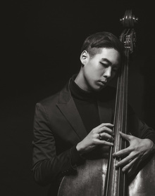 더블베이스 연주자 성민제.  사진 크레디아 제공