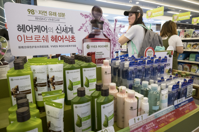 외국인 관광객들이 5일 오후 서울 중구 명동 올리브영 플래그쉽스토어에서 이브로쉐의 ‘라즈베리 헤어식초’ 등 내처럴 헤어 케어 제품을 고르고 있다.  김성광 기자 flysg2@hani.co.kr