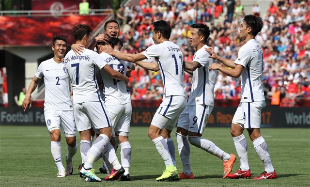 5일 밤(한국시각) 체코 프라하 에덴 아레나에서 열린 한국과 체코 축구대표팀의 평가전에서 프리킥으로 선제골을 성공시킨 윤빛가람과 선수들이 서로 껴안으며 환호하고 있다.  프라하/연합뉴스