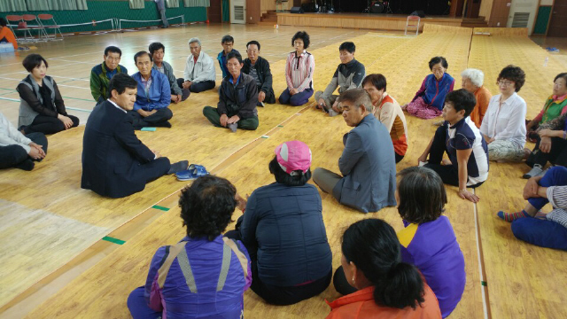 신기영 금산 부군수(왼쪽 검은색 양복)가 6일 오후 2시30분 금산군 군북면의 한 초등학교 강당을 찾아 불산 유출 피해 주민들에게서 당시 상황을 전해 듣고 있다. 이 자리에서 주민들은 당국과 업체의 늑장 대응과 부실한 초동 조처를 강하게 성토했다.  금산/최예린 기자