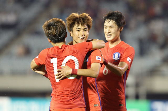  한국 올림픽대표팀의 문창진(7번)이 6일 저녁 부천종합경기장에서 열린 4개국 축구대회 덴마크전에서 전반 선제골을 터뜨린 뒤 동료들과 기뻐하고 있다. 신태용 감독이 이끄는 올림픽팀은 이날 막판 추가시간 실점으로 1-1로 비겨, 1승2무 2위로 대회를 마감했다. 부천/신소영 기자 <A href="mailto:viator@hani.co.kr">viator@hani.co.kr</A>