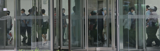 삼성에스디에스(SDS)가 핵심사업인 물류부문을 분할하는 방안을 이사회에 보고한 것으로 알려진 7일 오후 서울 잠실 삼성에스디에스를 항의 방문한 소액주주들이 사옥 안에서 물류부문의 분할을 반대하는 내용을 담은 펼침막을 내걸고 있다. 주주들은 이날 삼성에스디에스에 분할 배경에 의문을 제기하고 주가 하락에 대한 대책 마련도 촉구했다. 김성환 기자 <A href="mailto:hwany@hani.co.kr">hwany@hani.co.kr</A>