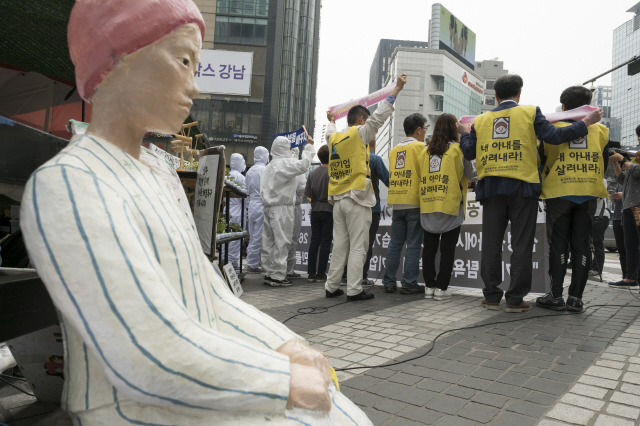 반도체노동자의건강과인권지킴이(이하 반올림), 가습기살균제참사피해자와가족모임, 참여연대 등 시민·사회단체가 7일 오후 서울 서초구 삼성 서초사옥 인근에 설치된 ‘반도체 소녀상’ 앞에 서서 정부 및 삼성, 옥시 등 대기업에 가습기 살균제 참사 등의 조속한 해결을 촉구하며 기자회견을 열고 있다. 이 소녀상은 백혈병으로 숨진 산업재해 피해자를 상징한다.  김성광 기자 flysg2@hani.co.kr