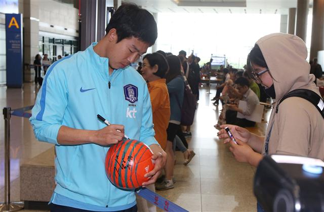 윤빛가람, 금의환향 축구대표팀의 공격형 미드필더 윤빛가람이 7일 인천공항을 통해 귀국해 팬들에게 사인을 해주고 있다. 체코와의 평가전에서 1골 1도움으로 활약한 윤빛가람은 “오랜만에 온 기회를 잡고자 열심히 했지만 경기력의 50~60%밖에 보여드리지 못했다. 울리 슈틸리케 감독님이 말씀한 부분들을 잘 보완하고, 중국 리그에서 좋은 활약을 하면 다음 기회가 찾아올 것”이라고 했다.    인천공항/연합뉴스