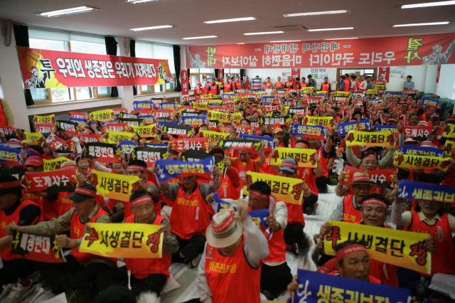 대한석탄공사 폐업 저지를 위한 삼척시 범시민비상대책위원회가 7일 오전 강원 삼척 도계종합회관에서 대정부 1차 투쟁궐기대회를 열어 정부에 폐업 시도 중단을 요구하고 있다. 