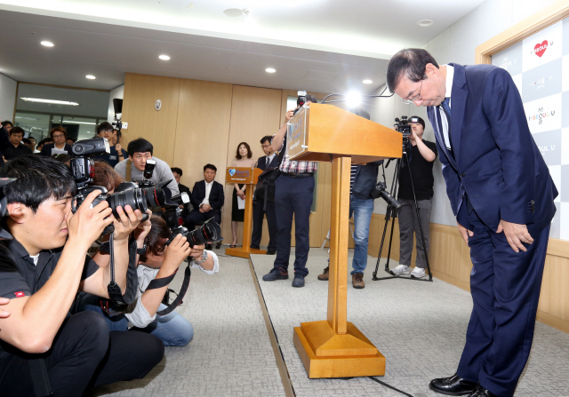 박원순 서울시장이 7일 오전 서울시청 브리핑룸에서 지하철 구의역 안전문 사망 사고와 관련해 재발 방지 대책 등을 발표하기에 앞서 고인, 유가족 및 시민에게 사과하며 고개를 숙이고 있다. 김태형 기자 xogud555@hani.co.kr