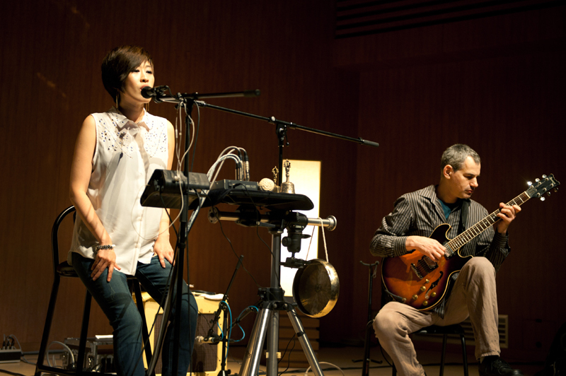 2014년 서울 강남구 삼성동 올림푸스홀에서 공연을 하고 있는 써니 킴과 벤 몬더.   뮤직옥토버 제공