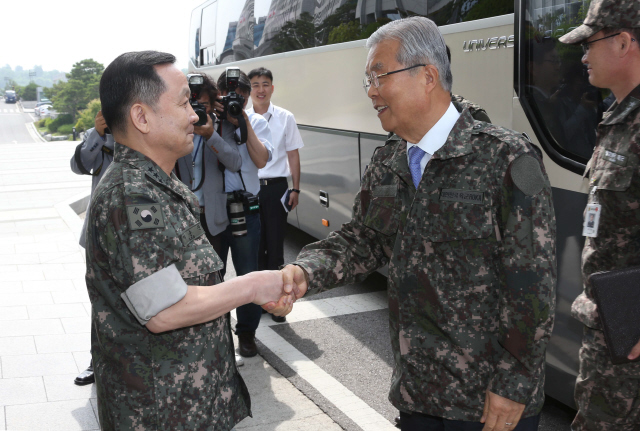 김종인 더불어민주당 비상대책위원회 대표(오른쪽)가 8일 오전 서울 용산 합동참모본부를 방문해 이순진 합참의장과 인사하고 있다. 이정우 선임기자 woo@hani.co.kr