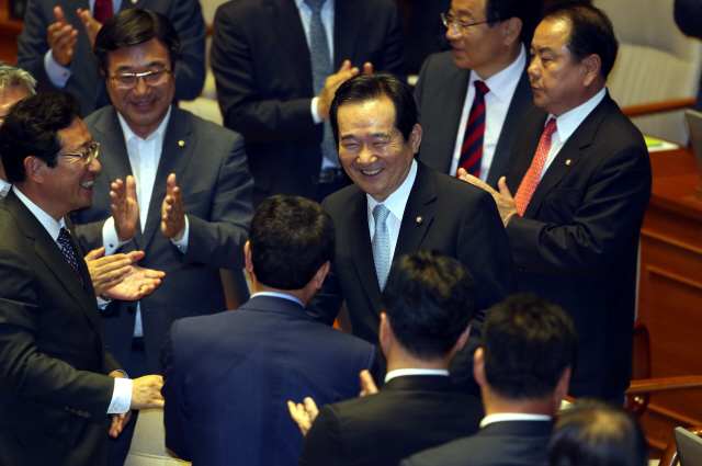 20대 국회 전반기 국회의장으로 선출된 정세균 의원이 9일 오후 국회 본회의장에서 수락연설을 하기 위해 단상으로 향하며 의원들의 축하인사를 받고 있다.  강창광 기자 chang@hani.co.kr