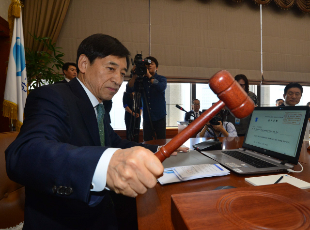 이주열 한국은행 총재가 9일 오전 서울 중구 한국은행에서 금융통화위원회를 개회하는 의사봉을 두드리고 있다. 한국은행은 이날 기준금리를 1년 만에 0.25%포인트 낮춰 사상 최저 수준인 1.25%로 내렸다.  공동취재사진