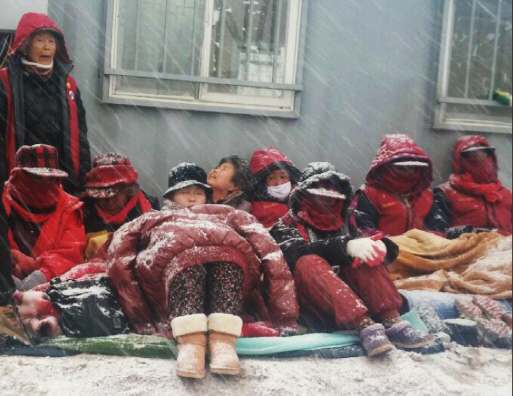 지난해 1월 초 밀양시 상동면 고답마을 115번 송전탑 아래에서 주민들이 송전탑 시험전송을 막기 위해 눈을 맞으면서 농성을 벌이고 있다. ‘밀양 765㎸ 송전탑 반대 대책위원회’ 제공