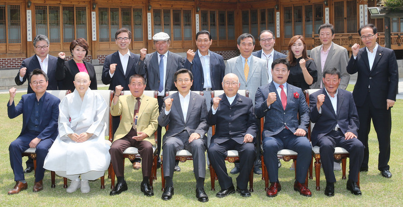 황교안 국무총리가 6월10일 오전 방송인 이상용, 산악인 허영호씨 등 긍정·희망 분위기 조성 전문가들을 서울 삼청동 총리공관으로 초청, 간담회에 앞서 기념촬영을 하고 있다.연합뉴스