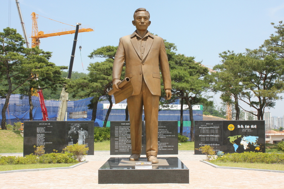 경북 구미 박정희로 107 박정희 전 대통령 생가 근처에 세워져 있는 박 전 대통령의 동상.