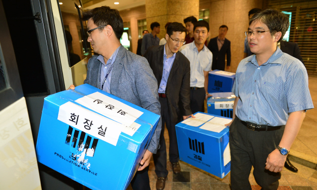 압수품 긴 행렬 지난 10일 밤 서울 중구 롯데호텔 본점에서 검찰 수사관들이 신동빈 롯데그룹 회장 집무실과 롯데그룹 정책본부 등 계열사에 대한 압수수색을 마친 뒤 압수품들을 차량으로 옮기고 있다.  공동취재사진