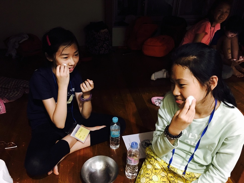 서울시학생교육원이 진행하는 ‘물 2리터로 1박2일 캠프’에 참여한 서울잠동초등학교 학생들이 최소한의 물로 세수를 하고 있다.  서울시학생교육원 제공