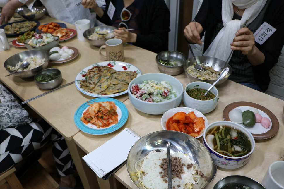 녹색연합 유경희 상임대표와 활동가들이 10년 회원들을 위해 직접 요리해 차려낸 점심 밥상.