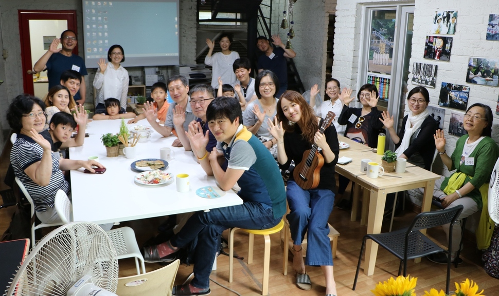 11일 오후 서울 성북구 성북동 녹색연합 사무실에서 활동가들이 준비한 점심 식사를 함께한 녹색연합 10년 회원들이 점심을 먹은 뒤 카메라를 향해 손을 흔들고 있다. 맨 뒤에 서 있는 사람들은 활동가들이다.