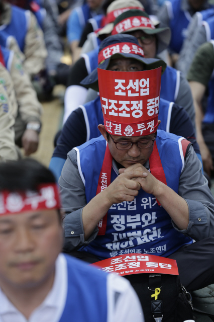 전국금속노조 조선업종노조연대 한 노조원이 지난 8일 오후 서울 종로구 청운동 청와대들머리에서 열린 일방적 구조조정 반대, 부실경영 책임자 처벌 등을 요구하는 기자회견에서 심각한 표정으로 앉아 있다.  김명진 기자 littleprince@hani.co.kr