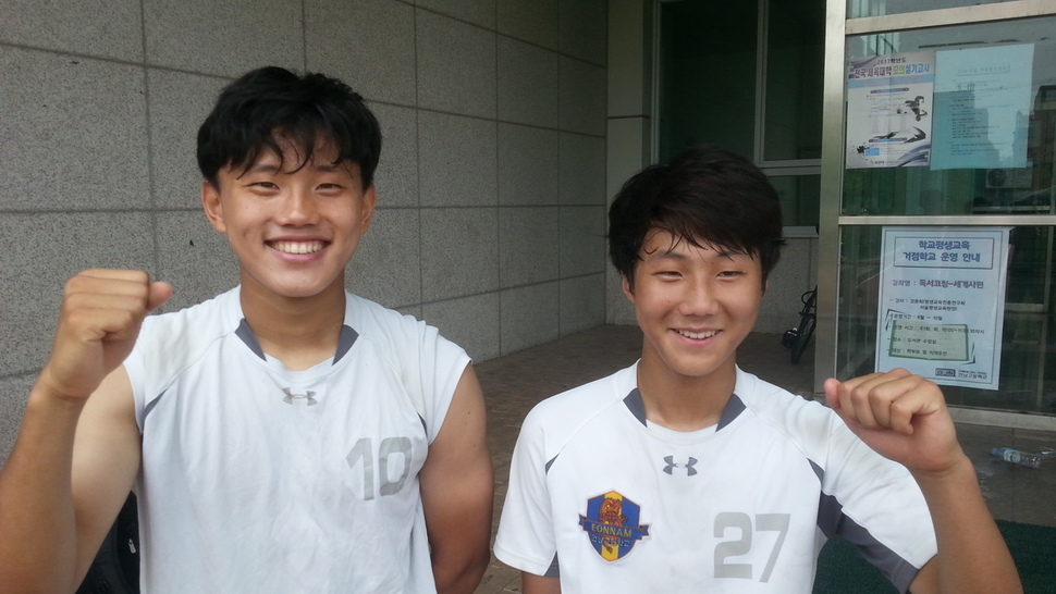 고교 최강권인 언남고 축구팀의 핵심 공격수인 조영욱(왼쪽)과 이상진이 지난 13일 모교 교정에서 활짝 웃고 있다.