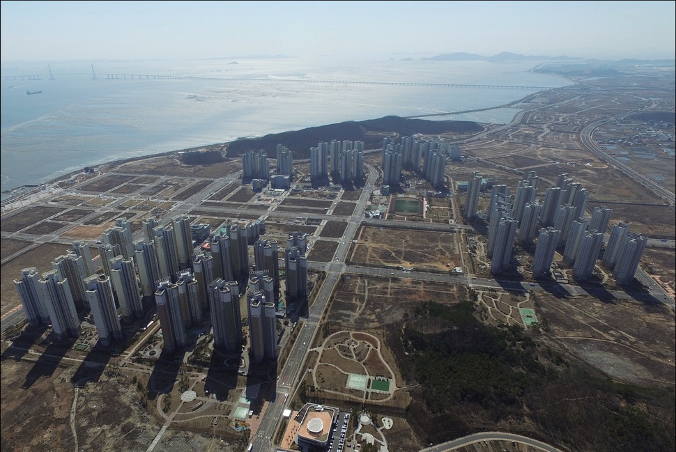 인천경제자유구역 영종하늘도시에서 나온 점포겸용 단독주택지 공급에 6만여 수요자들이 몰리면서 최고 9024 대 1의 경쟁률을 기록했다.  고층아파트가 들어서 있는 영종하늘도시 모습. 한국토지주택공사 제공
